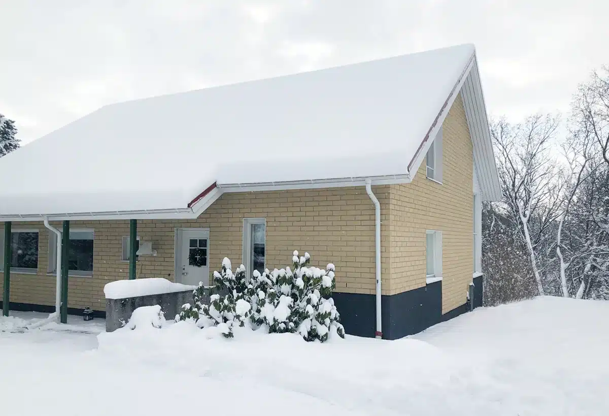 Ilmavaihtokoneen vaihtaminen. Omakotitalo 80-luvulta.